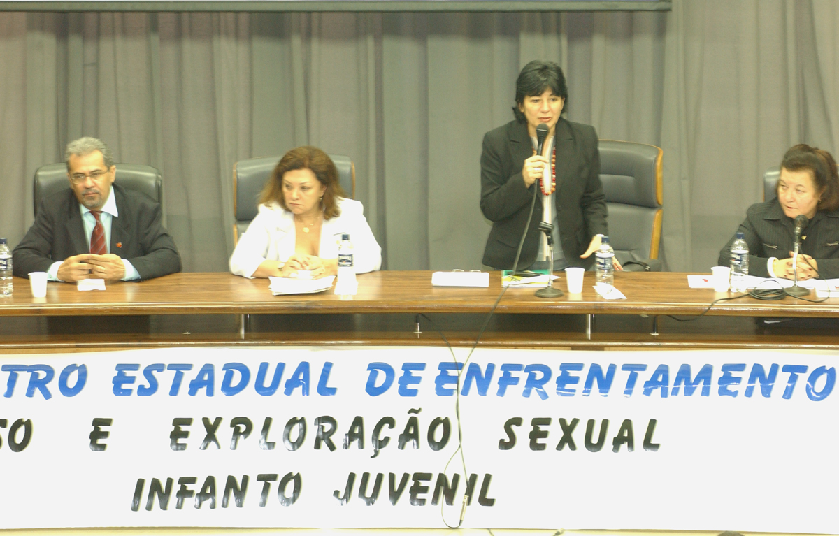 Deputada Beth Saho (ao microfone), coordenadora da Frente Parlamentar contra a Explorao Sexual Infanto-Juvenil no Estado de So Paulo<a style='float:right;color:#ccc' href='https://www3.al.sp.gov.br/repositorio/noticia/03-2008/FRENTE BETH738MAU.jpg' target=_blank><i class='bi bi-zoom-in'></i> Clique para ver a imagem </a>